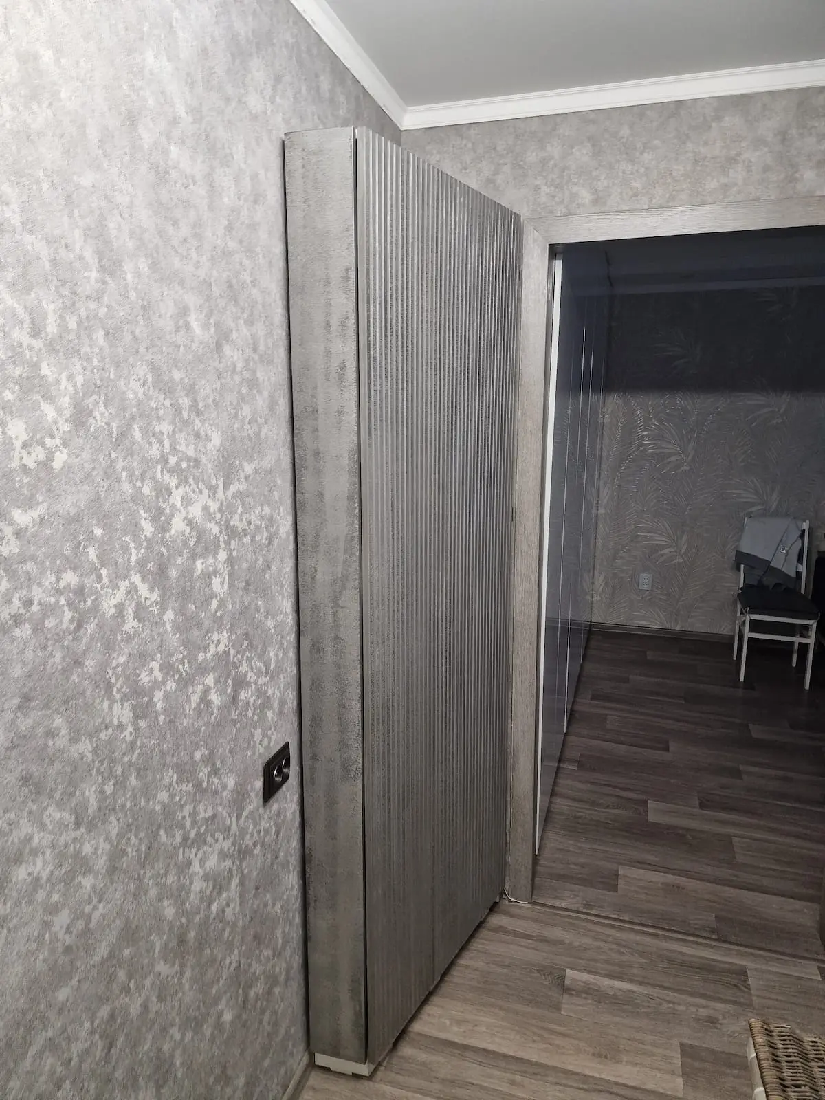 Встроенный угловой шкаф с закрытыми фасадами дуб графит рифленая текстура коридор