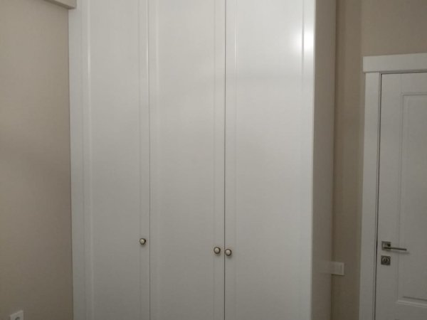 Классический распашной шкаф в спальню — элегантное решение с филенчатыми фасадами