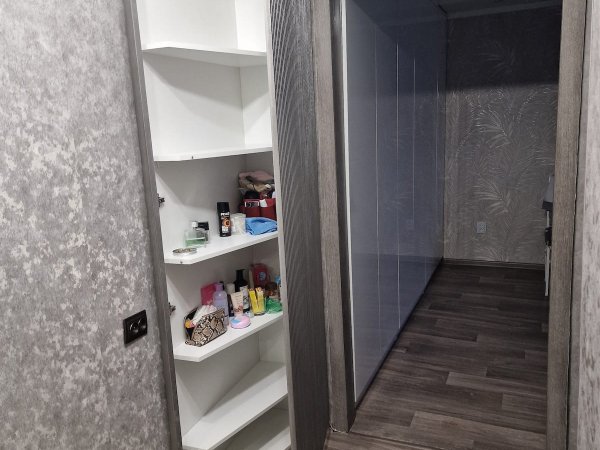 Встроенный угловой шкаф в прихожую с открытыми полками — компактное хранение в нише