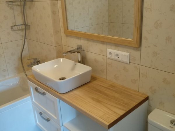 Тумба с накладной раковиной и дубовой столешницей