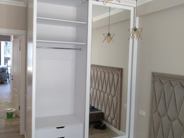 Шкаф-купе с зеркалом в спальню — классическое решение с ящиками и полками