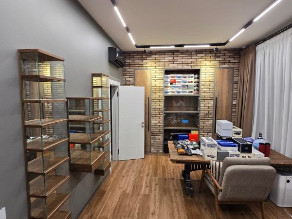 Подвесные витрины из шпона карагача в интерьере кабинета — общий вид помещения