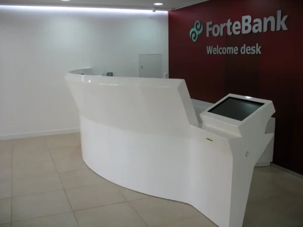 Стойка welcome desk с модулем электронной очереди