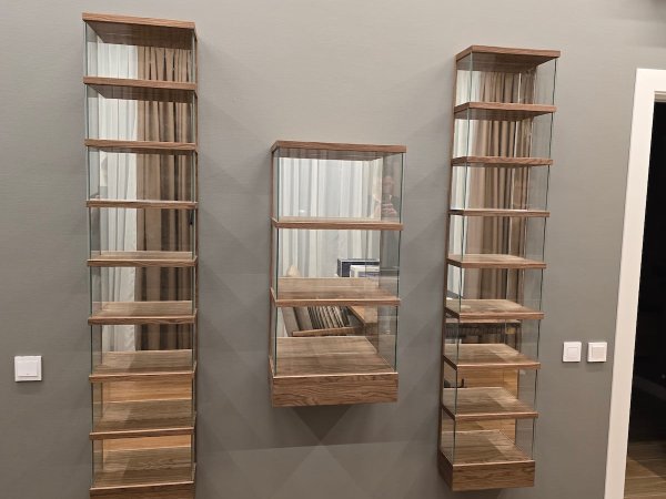 Подвесные стеклянные витрины из МДФ шпон карагача — легкая композиция на серой стене