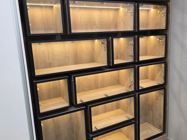 Витрина с подсветкой в стиле лофт — асимметричная композиция для коллекций