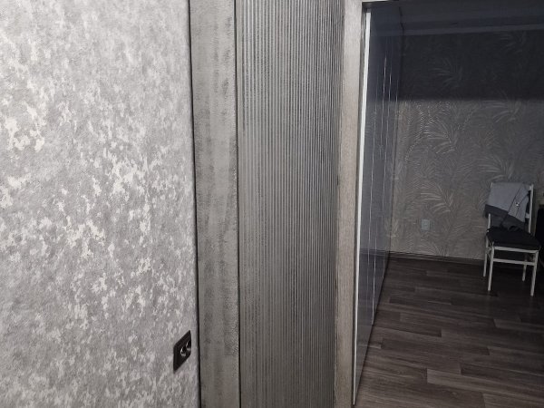 Встроенный угловой шкаф с рифлеными фасадами — элегантное решение для коридора