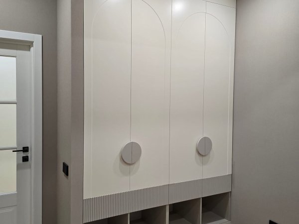 Шкаф в детскую с арочными фасадами