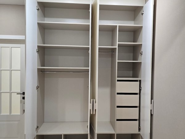 Встроенный распашной шкаф в современном стиле — эргономичное хранение для спальни